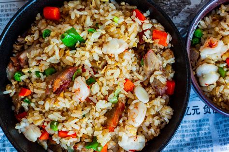  Yangzhou Fry Rice z Delikatnym Mięsem i Chrupiącymi Warzywami - Czy Możesz Oporzeć Się Takiej Połączeniu Smaku?