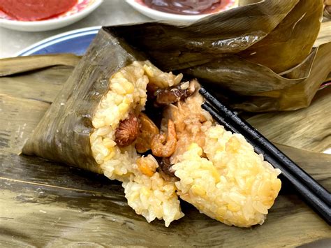  Zongzi - Czy ten kleisty pakunek z liści bambusowych skrywa skarby smaków azjatyckiej kuchni?