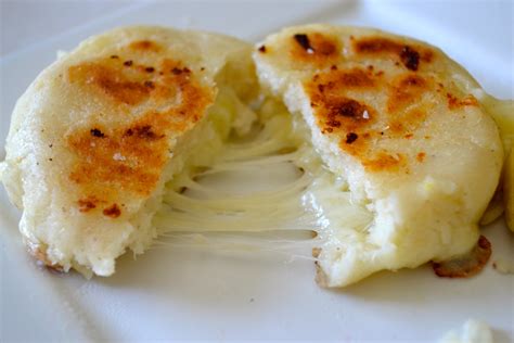  Arepas de Queso: Smaczna, Chrupiąca Mieszanka Kremowego Sera i Złotego Boczku