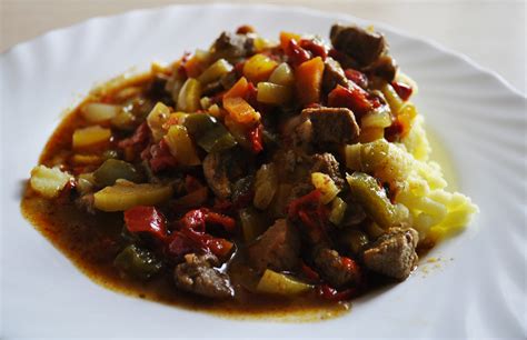  Bobotie: Pyszny zapiekany gulasz z intensywnym smakiem curry i owocową nutą