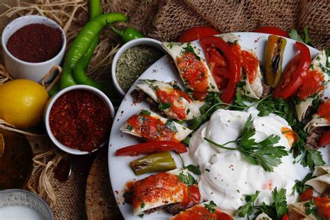  Cözüm Beyti Kebap: Savory Bites Infused with Tangy Yogurt and Charred Peppers