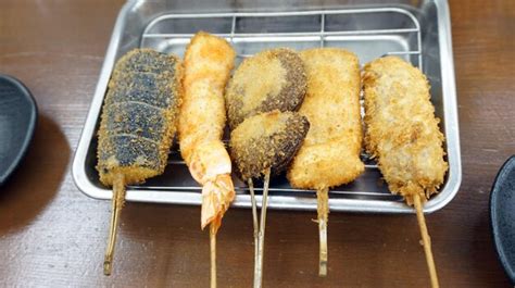  Kushikatsu: Delikatnie panierowane kawałki mięsa i warzyw smażone na gorącym oleju do perfekcji!