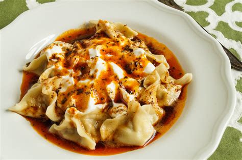  Mantı - Spicily Aromatic Meat Dumplings Served with a Creamy Yogurt Delight!