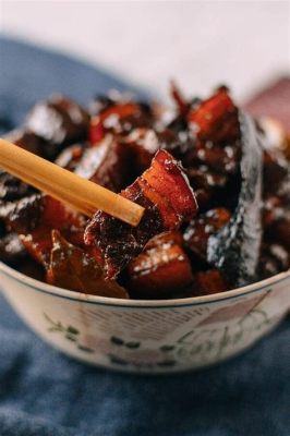  Mao's Braised Pork Belly: Czy uwielbiasz aromatyczne, rozpływające się w ustach dania?