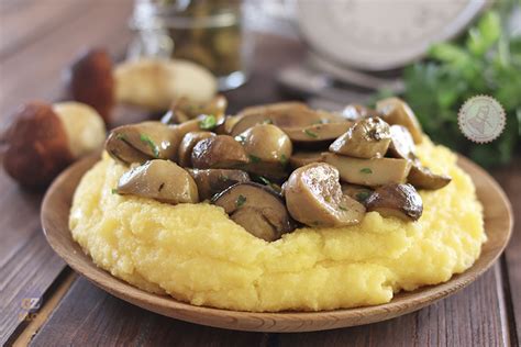  Polenta con Funghi – Krema z Sercowym Rozgrzaniem i Ziołową Otuchą!