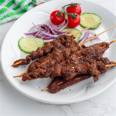  Suya - Delikatne mięso marynowane w przyprawach, idealne na piknik w słońcu!